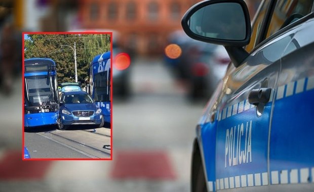 Wypadek w centrum Krakowa. Auto wjechało między tramwaje 