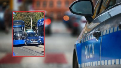 Wypadek w centrum Krakowa. Auto wjechało między tramwaje 