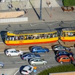 Wypadek w centrum Warszawy. Samochód zderzył się z tramwajem