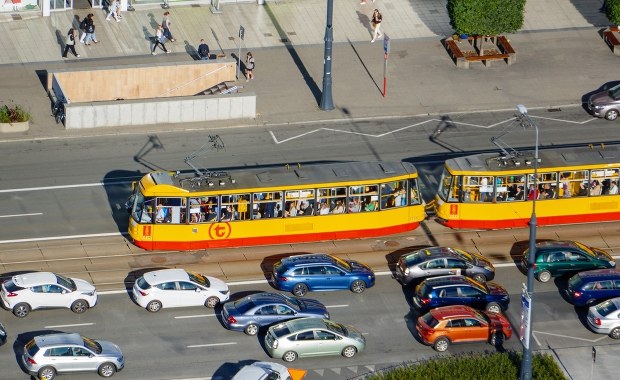 Wypadek w centrum Warszawy. Samochód zderzył się z tramwajem