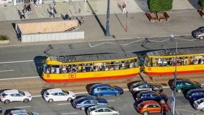 Wypadek w centrum Warszawy. Samochód zderzył się z tramwajem