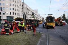 Wypadek w centrum Warszawy. Zderzył się tramwaj z autobusem