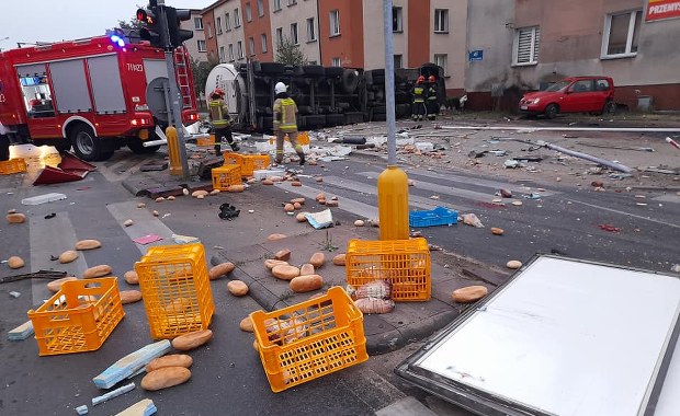 Wypadek w centrum Żuromina. Skrzyżowanie zasypane paszą i pieczywem