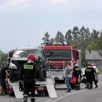 Wypadek w Czarnym Dunajcu. Osobówka zderzyła się czołowo z busem