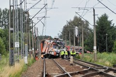 Wypadek w Daleszewie. Ciężarówka wjechała pod pociąg