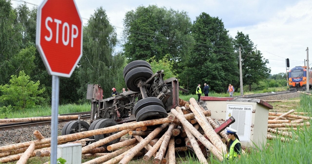 Wypadek w Daleszewie. Ciężarówka wjechała pod pociąg