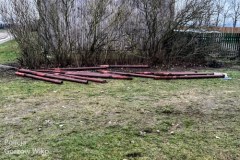 Wypadek w Deszcznie. Opel z metalowymi rurami uderzył w dom 