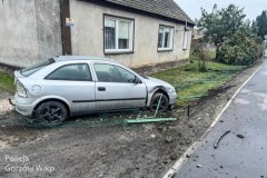 Wypadek w Deszcznie. Opel z metalowymi rurami uderzył w dom 