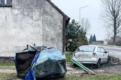 Wypadek w Deszcznie. Opel z metalowymi rurami uderzył w dom 