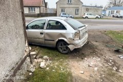 Wypadek w Deszcznie. Opel z metalowymi rurami uderzył w dom 