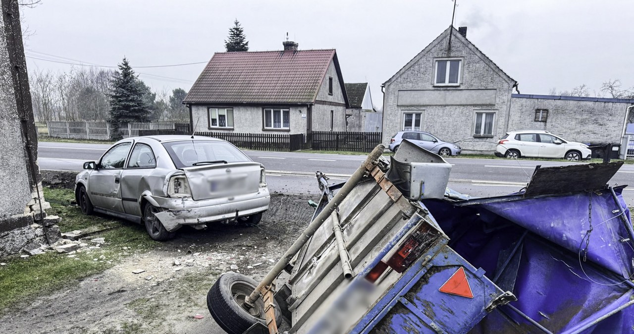 Wypadek w Deszcznie. Opel z metalowymi rurami uderzył w dom 