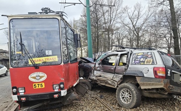 Wypadek w Katowicach. Samochód zderzył się z tramwajem