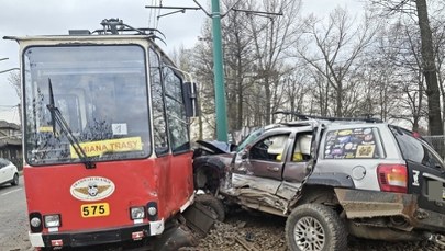 Wypadek w Katowicach. Samochód zderzył się z tramwajem