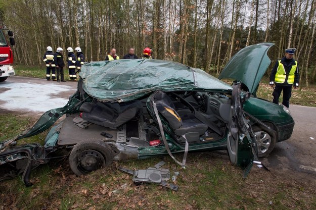 Wypadek w Klamrach. Wrak rozbitego samochodu, którym jechali nastolatkowie /Tytus Żmijewski /PAP