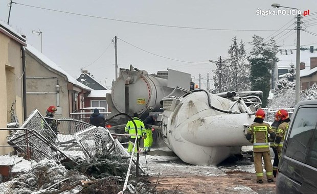 Wypadek w Kłomnicach. Przewróciła się cysterna