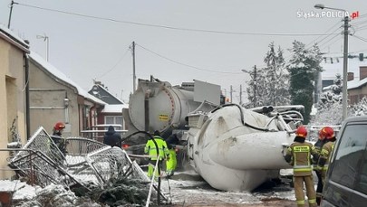 Wypadek w Kłomnicach. Przewróciła się cysterna