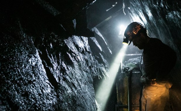 Wypadek w kopalni Knurów na Śląsku. Górnik został przysypany 