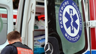 Wypadek w Krakowie: Samochód uderzył w bariery, a potem w dźwig 