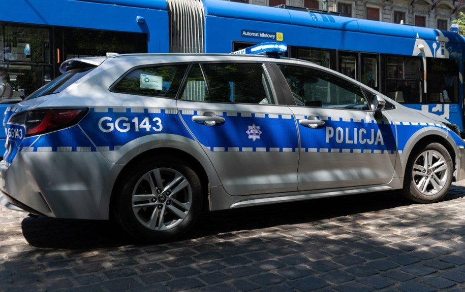 Auto na torowisku. Poranny wypadek na Alei Andersa w Krakowie