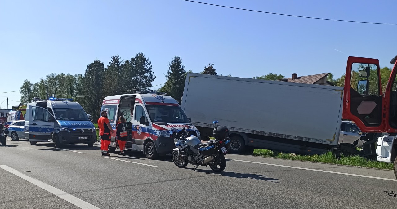 Wypadek w Ładnej na DK 94. Jedna osoba zginęła, trzy są ranne