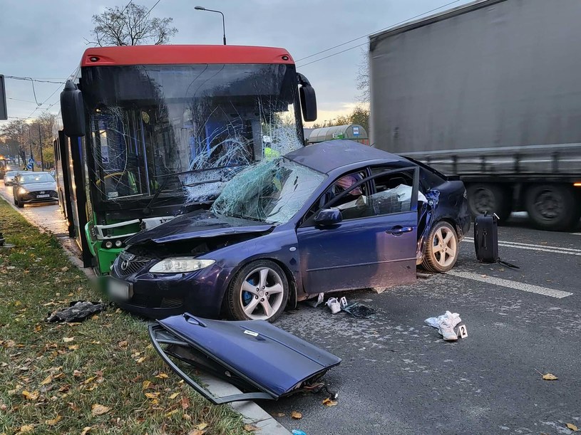 Wypadek w Lublinie. Samochód zderzył się z autobusem /lublin112.pl /