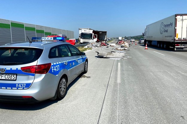 Wypadek w  miejscowości Brzoza na A1 /KMP Piotrków Trybunalski /Policja