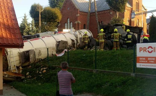 Wypadek w Miejscu Piastowym. Ciężarówka uderzyła w kapliczkę 