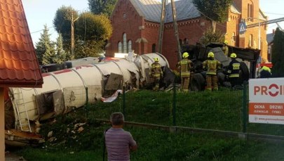 Wypadek w Miejscu Piastowym. Ciężarówka uderzyła w kapliczkę 