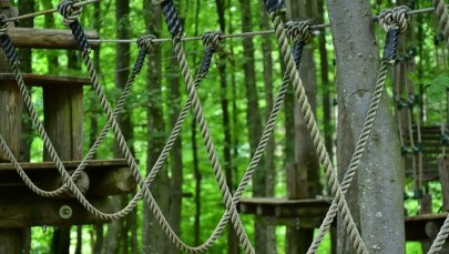 Wypadek w parku linowym. 13-latek ma uraz kręgosłupa