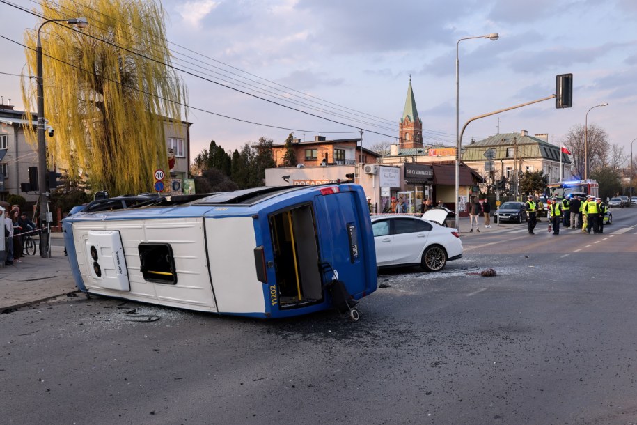 Wypadek w podwarszawskich Markach. Samochód zderzył się z miejskim autobusem /Albert Zawada /PAP