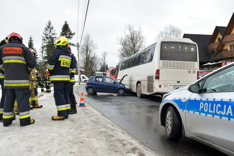 Wypadek w Poroninie. Kierowca samochodu został ranny /Maciej Jonek (Tygodnik Podhalański)  /Reporter