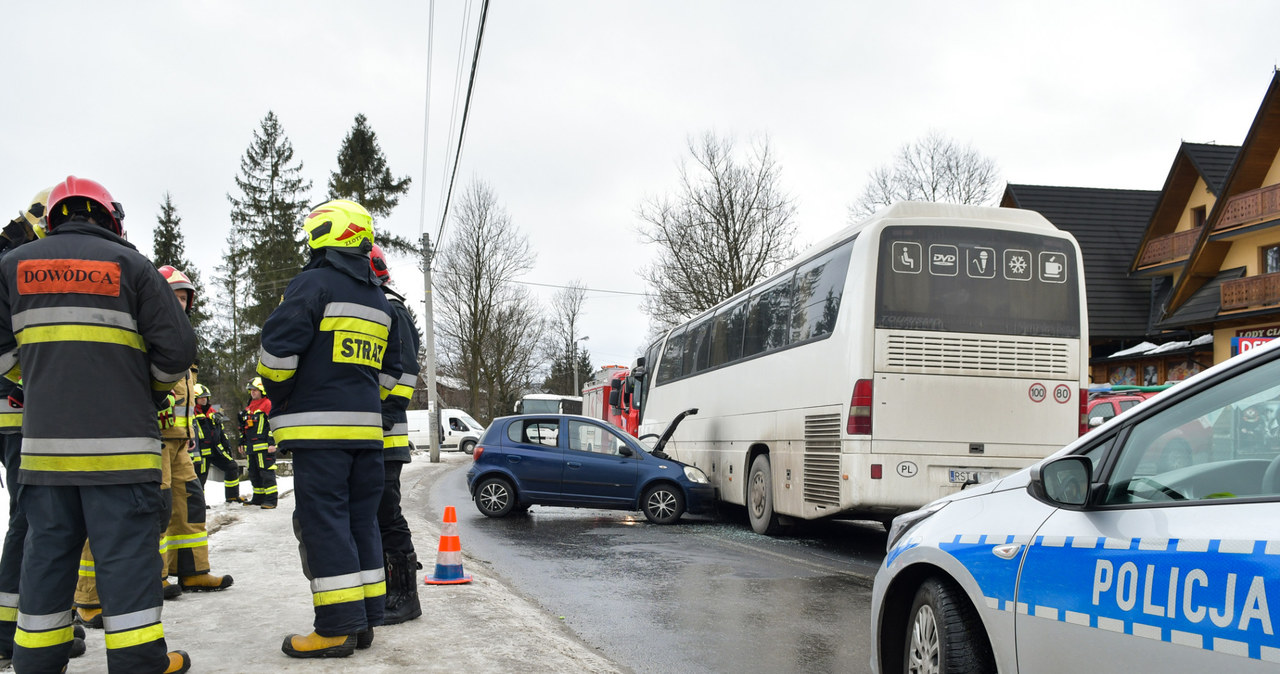 Wypadek w Poroninie. Kierowca samochodu został ranny /Maciej Jonek (Tygodnik Podhalański)  /Reporter