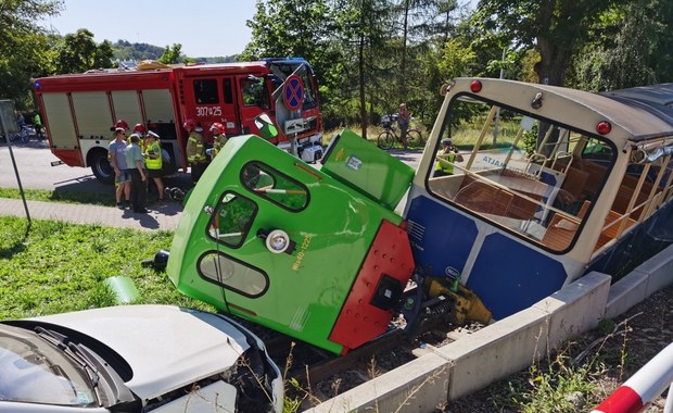 Wypadek w Poznaniu. Kolejka zderzyła się z samochodem