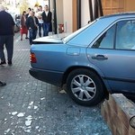 Wypadek w Sanoku. Auto wjechało w budynek banku