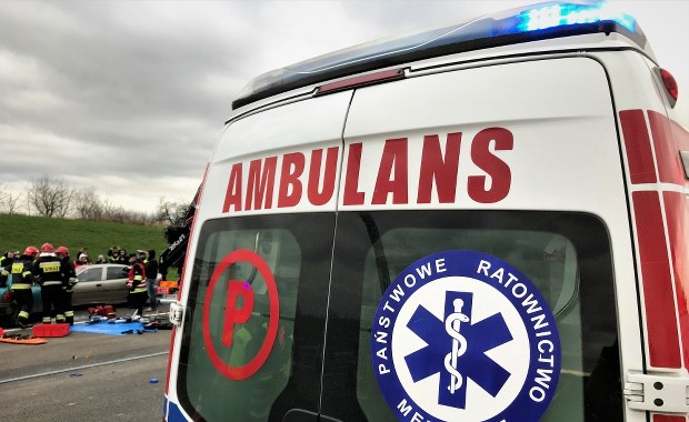 Wypadek w Śląskiem: Osobówka zderzyła się czołowo z karetką
