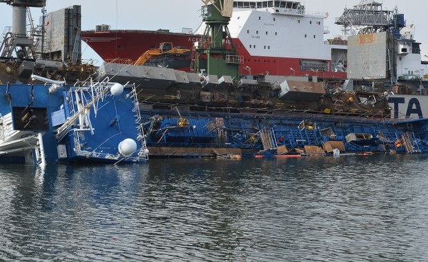 Wypadek w stoczni w Gdyni. Przechylił się pływający dok ze statkiem