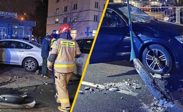 Wypadek w stolicy. Z impetem wjechał w latarnię, ta zawaliła się na inne auto