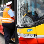 Wypadek w Warszawie. Autobus wjechał w zaparkowane samochody