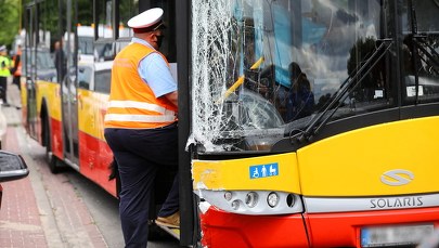 Wypadek w Warszawie. Autobus wjechał w zaparkowane samochody