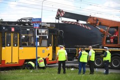 Wypadek w Warszawie. Ciężarówka zderzyła się z tramwajem
