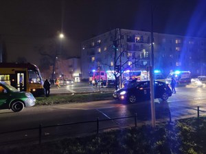 Wypadek w Warszawie. Dwa auta na torowisku, uderzył w nie tramwaj