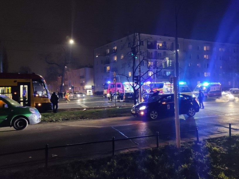 Wypadek w Warszawie. Dwa auta na torowisku, uderzył w nie tramwaj /Grochów Praga Południe /facebook.com