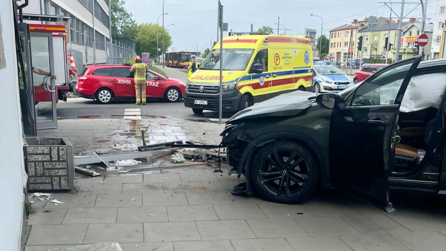 Wypadek w Warszawie. Kierowca wjechał w portiernię Instytutu Lotnictwa. /Wojewódzka Stacja Pogotowia Ratunkowego "Meditrans" w Warszawie /
