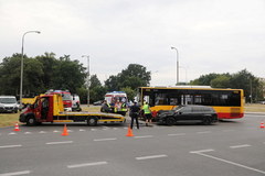 Wypadek w Warszawie. Osobówka zderzyła się z autobusem