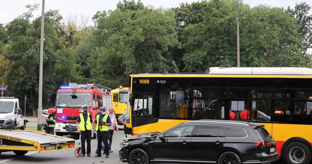 Wypadek w Warszawie. Osobówka zderzyła się z autobusem