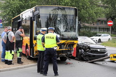 Wypadek w Warszawie. Osobówka zderzyła się z autobusem