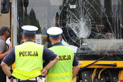Wypadek w Warszawie. Osobówka zderzyła się z autobusem
