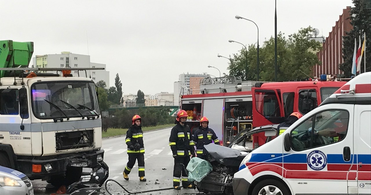 Poważny wypadek w Warszawie. Samochód zderzył się z