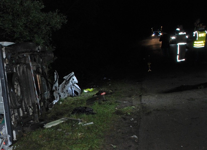 Wypadek w woj. pomorskim. Auto dachowało i uderzyło w drzewo /POMORSKA POLICJA /materiały prasowe