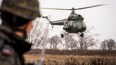 Wypadek wojskowego śmigłowca w Latkowie. "Z małej wysokości uderzył w ziemię"